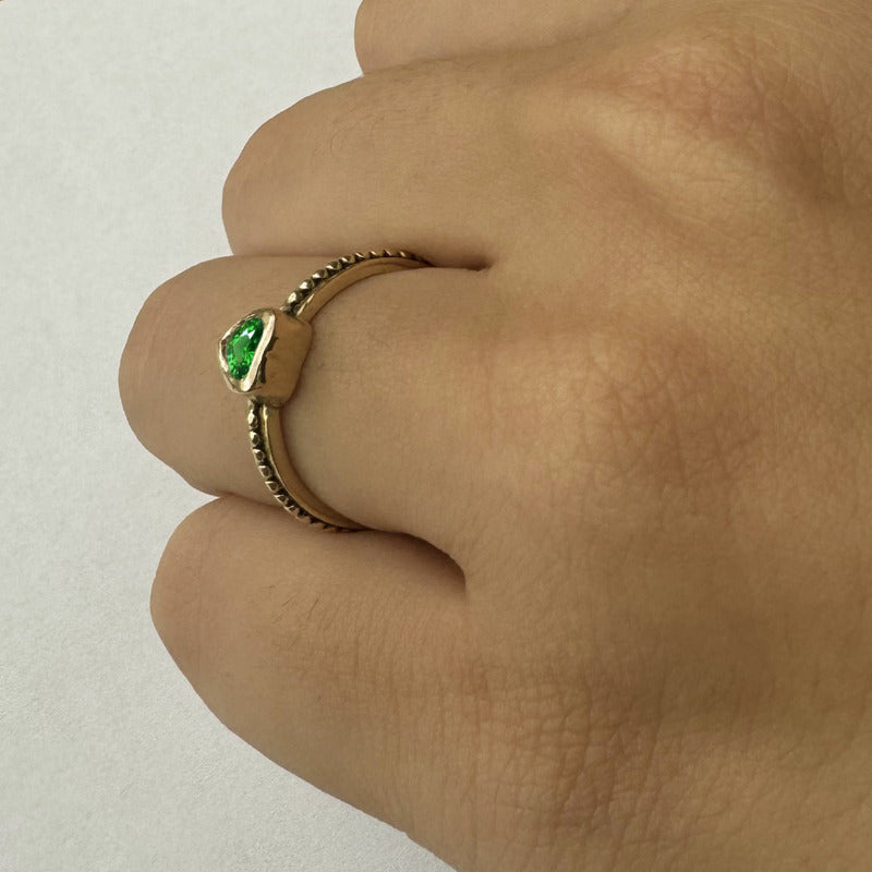 Anel Prata 925 Dourada 18k Solitário Coração - Esmeralda