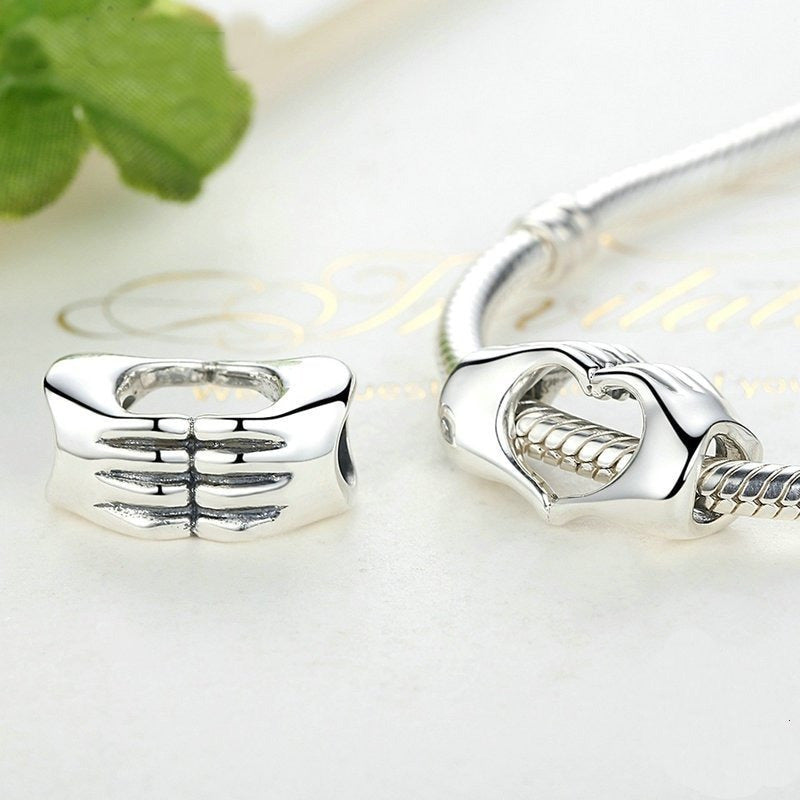 Charm Berloque Coração Com As Mãos Prata 925 - Exclusivo