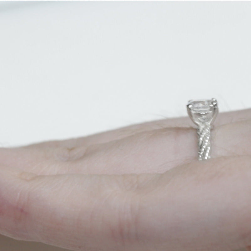 Anillo solitario de circonita retorcida en plata pura 925 - Exclusivo - Compra joyas directamente de fábrica y ahorra.